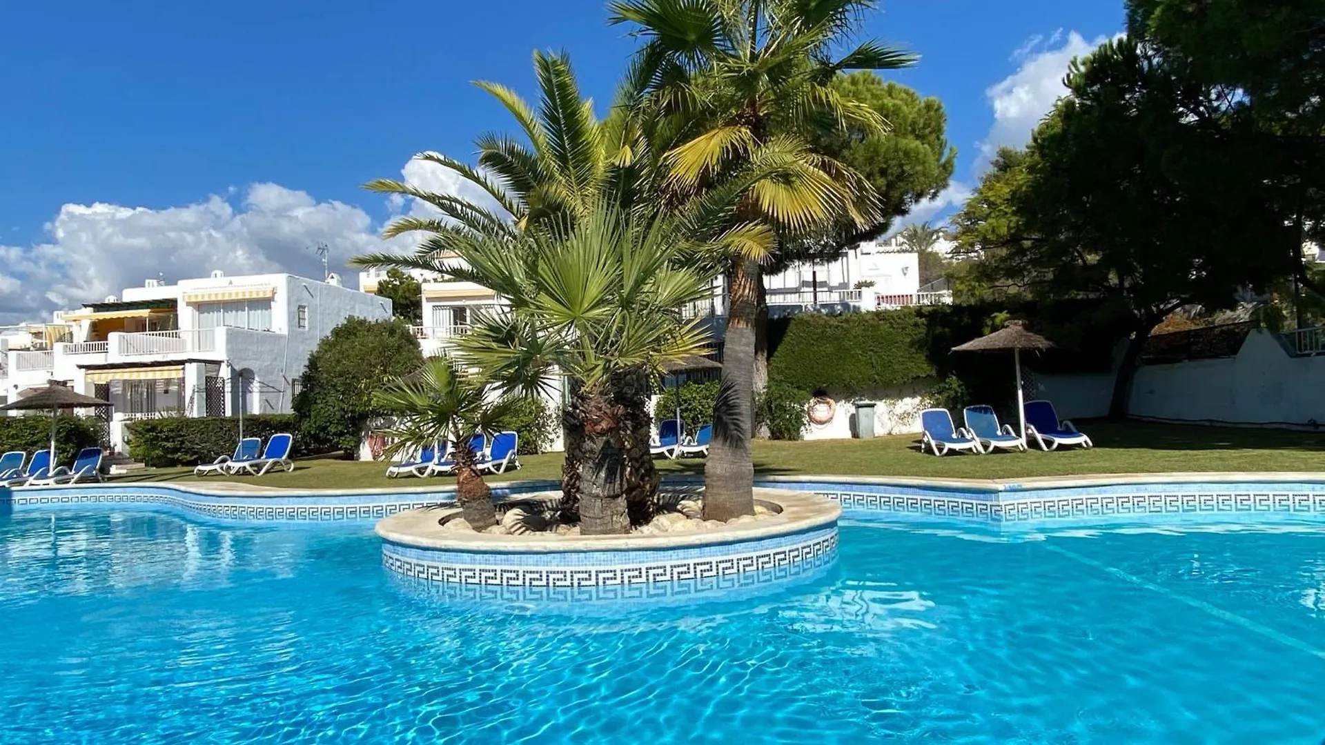 Paraiso Blanco 16A Apartments Casasol location